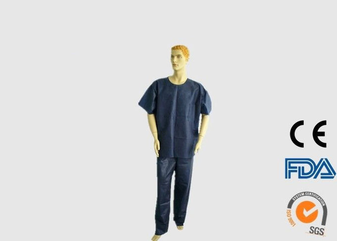 Medico eliminabile della sicurezza personale sfrega la prova dell'alcali con le brevi maniche